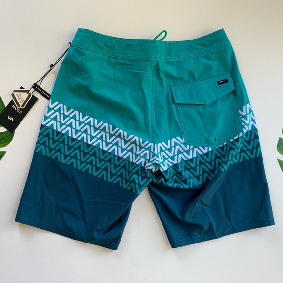 🌴RVCA 19” Printed Boardshorts🌴 - Picture 3 of 4